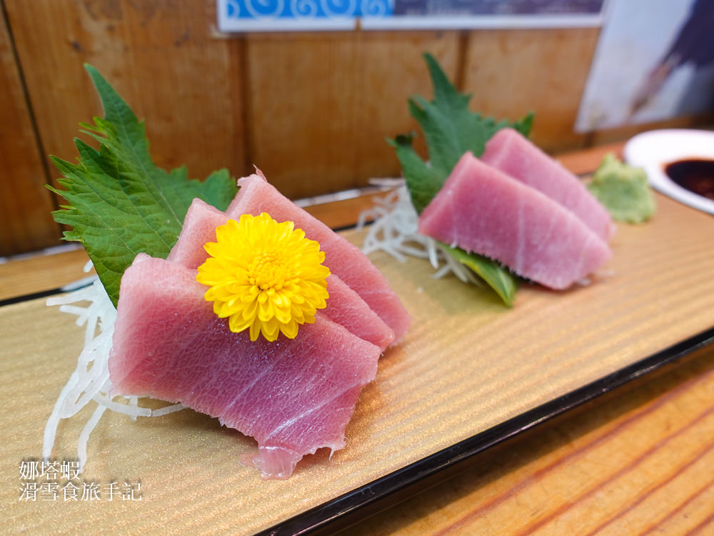 大阪黑門市場必吃美食_黑銀金槍魚店，大口吃頂級黑鮪魚
