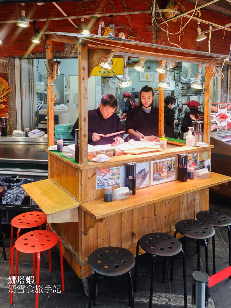 大阪黑門市場必吃美食_黑銀金槍魚店，大口吃頂級黑鮪魚