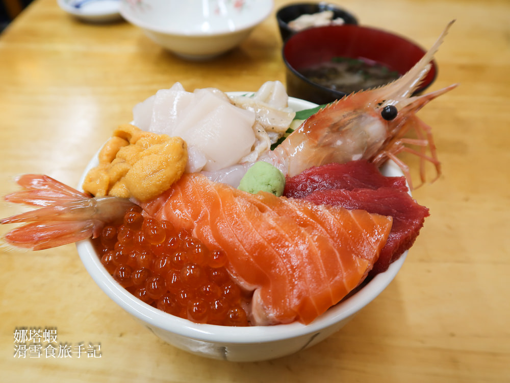 小樽三角市場&滝波食堂，大口吃海鮮丼、帝王蟹、海膽、鮭魚卵