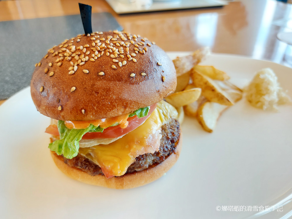 富良野秘密美食景點，欣賞群山環繞絕景，品味美味多汁的漢堡