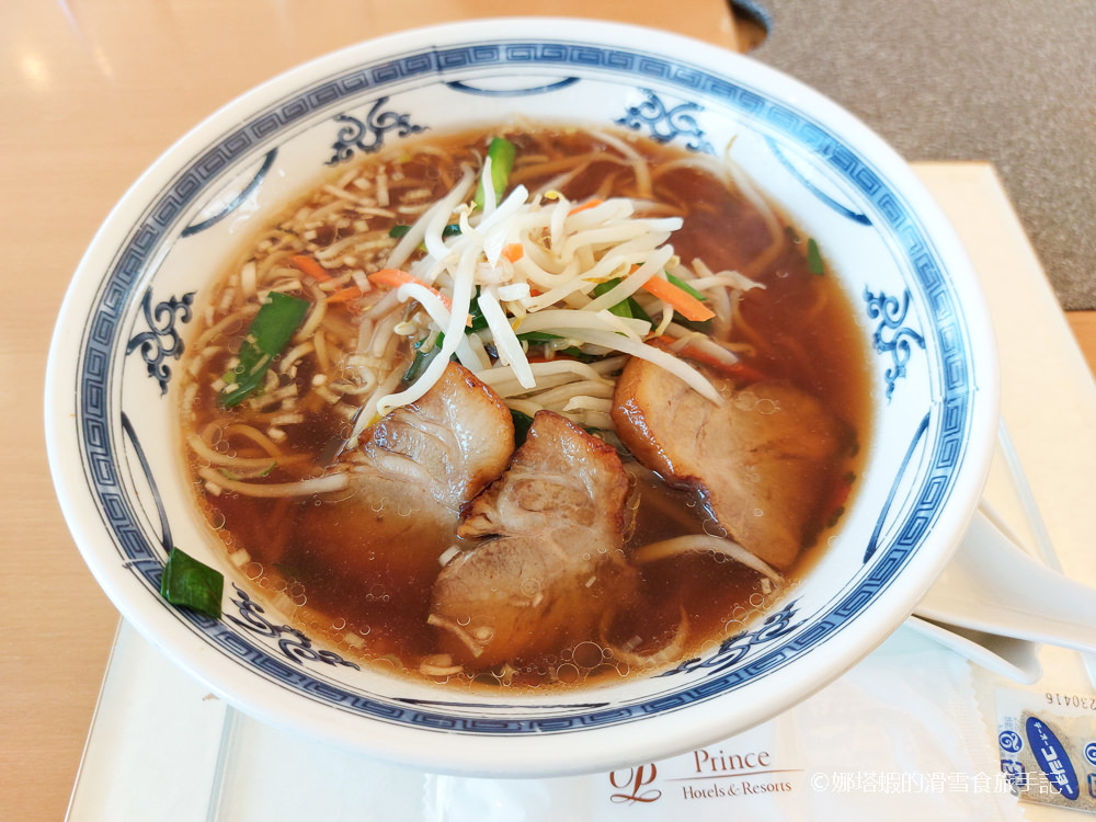富良野秘密美食景點，欣賞群山環繞絕景，品味美味多汁的漢堡