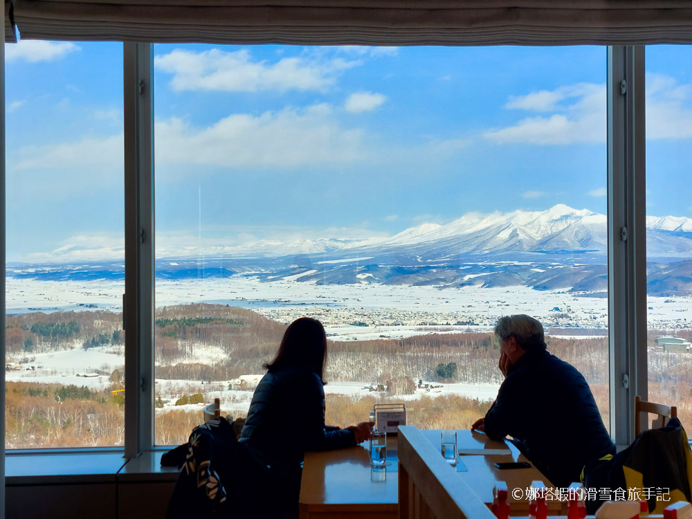 富良野秘密美食景點，欣賞群山環繞絕景，品味美味多汁的漢堡