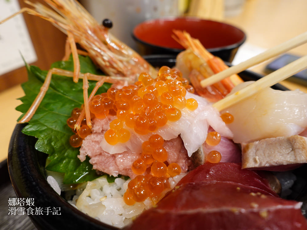 札幌美食︱二条市場「海鮮処魚屋の台所」海膽丼VS綜合海鮮丼,超滿足享受(有影片) - 第11張圖 二条市場「海鮮処魚屋の台所」海膽丼VS海鮮丼,超滿足的體驗!