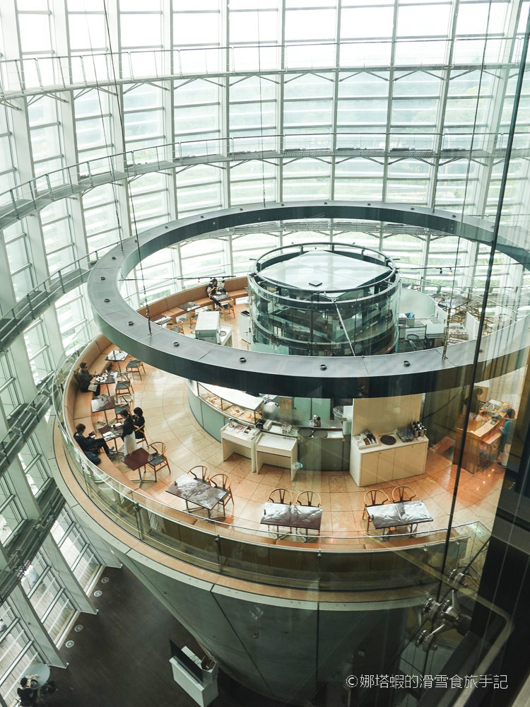 東京景點︱六本木國立新美術館，絕美流線型玻璃帷幕，建築迷必朝聖