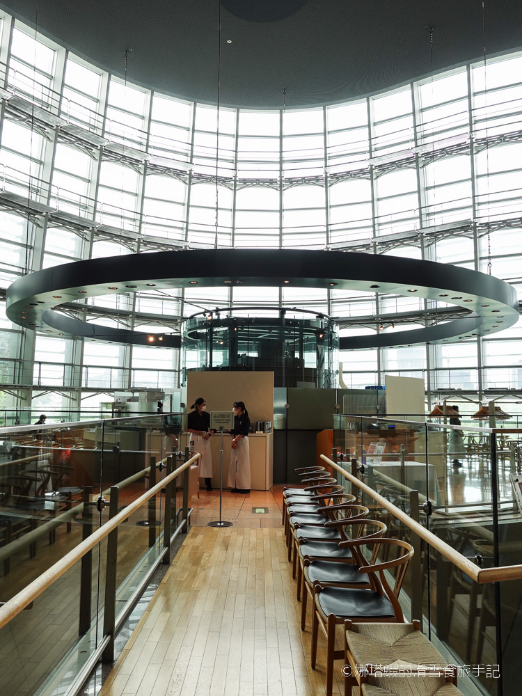 東京景點︱六本木國立新美術館，絕美流線型玻璃帷幕，建築迷必朝聖