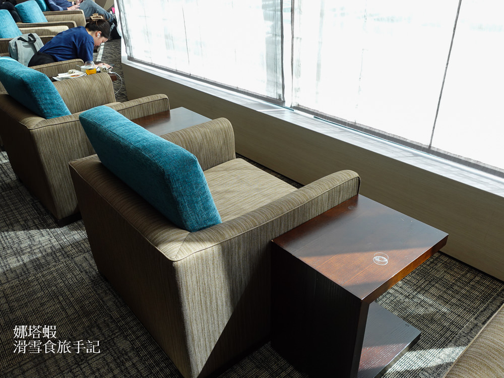 東京羽田機場貴賓室體驗︱ANA LOUNGE 全日空商務艙貴賓室，現做握壽司與氣泡酒、啤酒自助吧