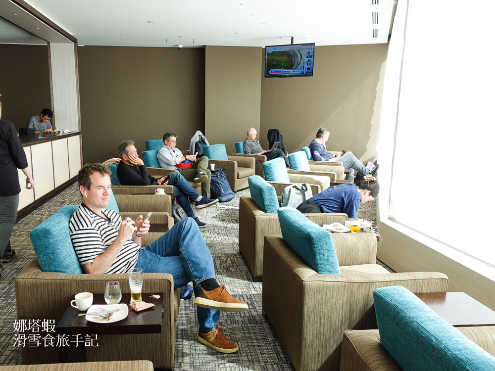 東京羽田機場貴賓室體驗︱ANA LOUNGE 全日空商務艙貴賓室，現做握壽司與氣泡酒、啤酒自助吧