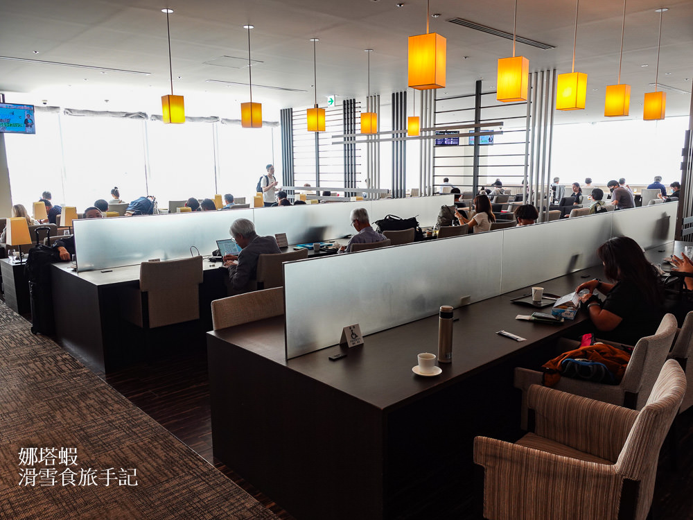 東京羽田機場貴賓室體驗︱ANA LOUNGE 全日空商務艙貴賓室，現做握壽司與氣泡酒、啤酒自助吧