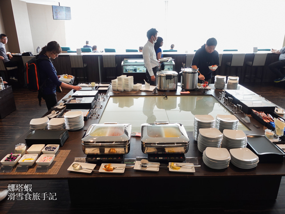 東京羽田機場貴賓室體驗︱ANA LOUNGE 全日空商務艙貴賓室，現做握壽司與氣泡酒、啤酒自助吧