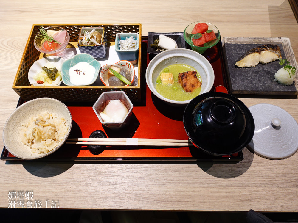 草津溫泉「裏草津蕩TOU旅館」燈璃餐廳，和洋風格融合的美味早、晚餐