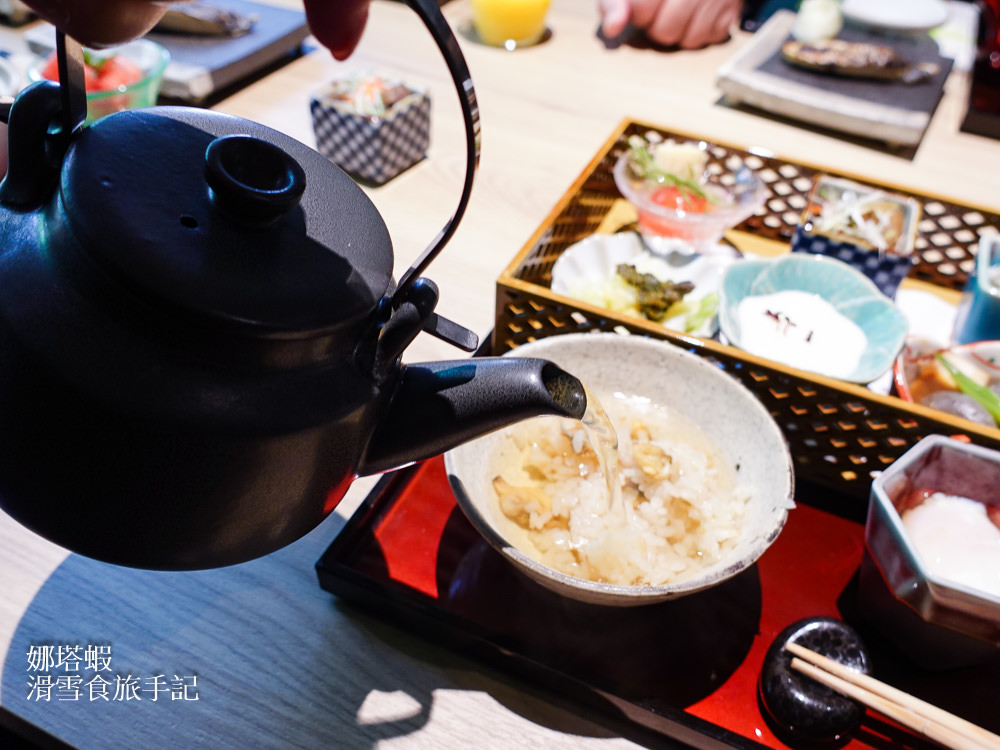 草津溫泉「裏草津蕩TOU旅館」燈璃餐廳，和洋風格融合的美味早、晚餐