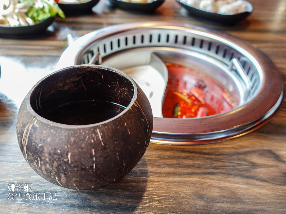 肉控和海鮮控必看！辛巴適麻辣鍋吃到飽，和牛、牛舌、天使紅蝦，壽星加碼送干貝