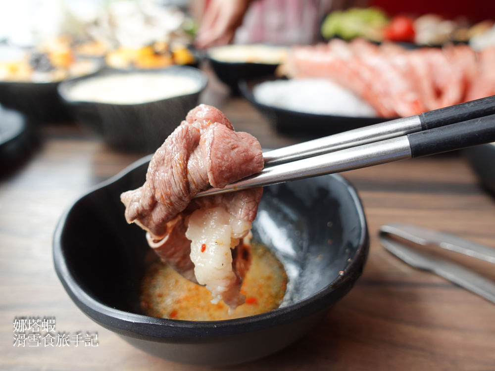 肉控和海鮮控必看！辛巴適麻辣鍋吃到飽，和牛、牛舌、天使紅蝦，壽星加碼送干貝