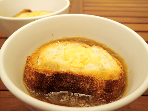 【食譜】為在意的人所做的奇蹟湯品:法式焗烤洋蔥湯