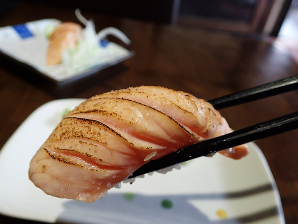【台中壽司推薦】京岐壽司的豪華食材疊疊樂！海膽x蟹膏x鮭魚卵，爆血管也要吃！