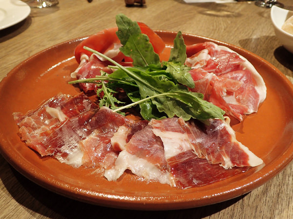 【台北西班牙餐廳】Tapas J，進擊的伊比利豬三部曲，體驗西班牙小酒館的隨興吃大口喝
