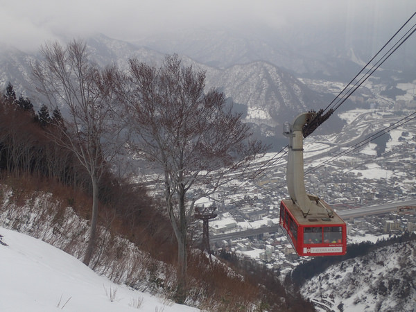 【日本滑雪雪場篇】到湯澤高原滑雪場搭乘世界最大的纜車，眺望美麗溫泉街景!