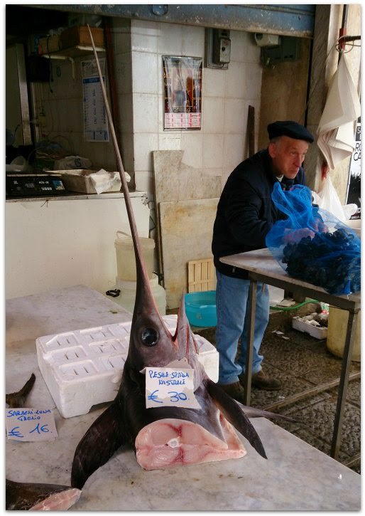 西西里島市集內出售的旗魚頭。