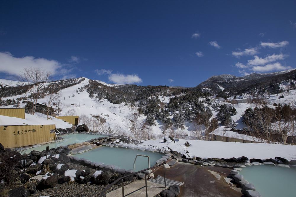 萬座滑雪自由行GO！標高1,800公尺的優質粉雪、秘境溫泉男女混湯