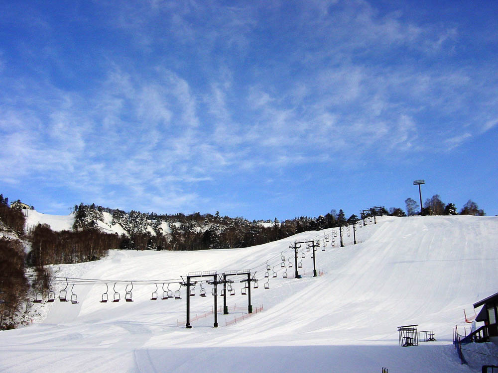 萬座滑雪自由行GO！標高1,800公尺的優質粉雪、秘境溫泉男女混湯