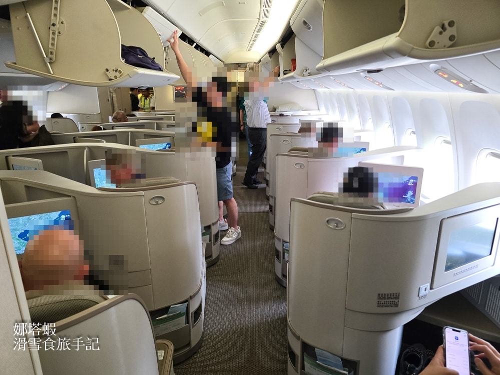 長榮航空商務艙開箱_倫敦直飛台灣BR0068-皇璽桂冠艙躺著飛(777-300ER)
