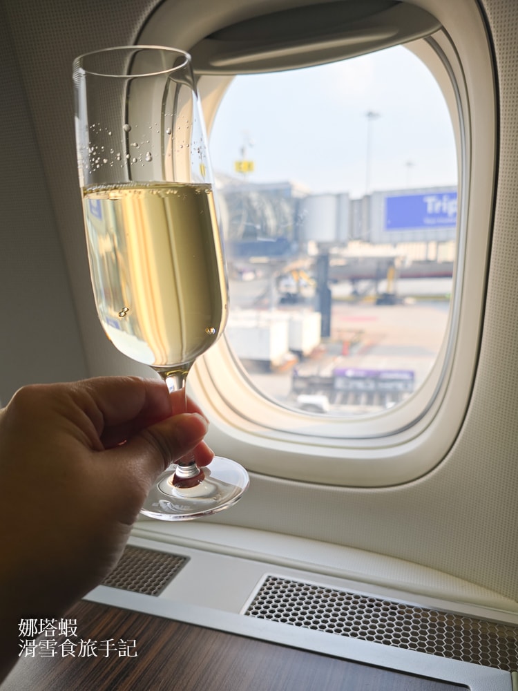 長榮航空商務艙開箱_倫敦直飛台灣BR0068-皇璽桂冠艙躺著飛(777-300ER)