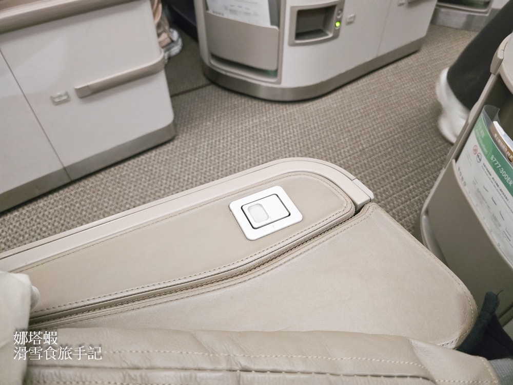 長榮航空商務艙開箱_倫敦直飛台灣BR0068-皇璽桂冠艙躺著飛(777-300ER)