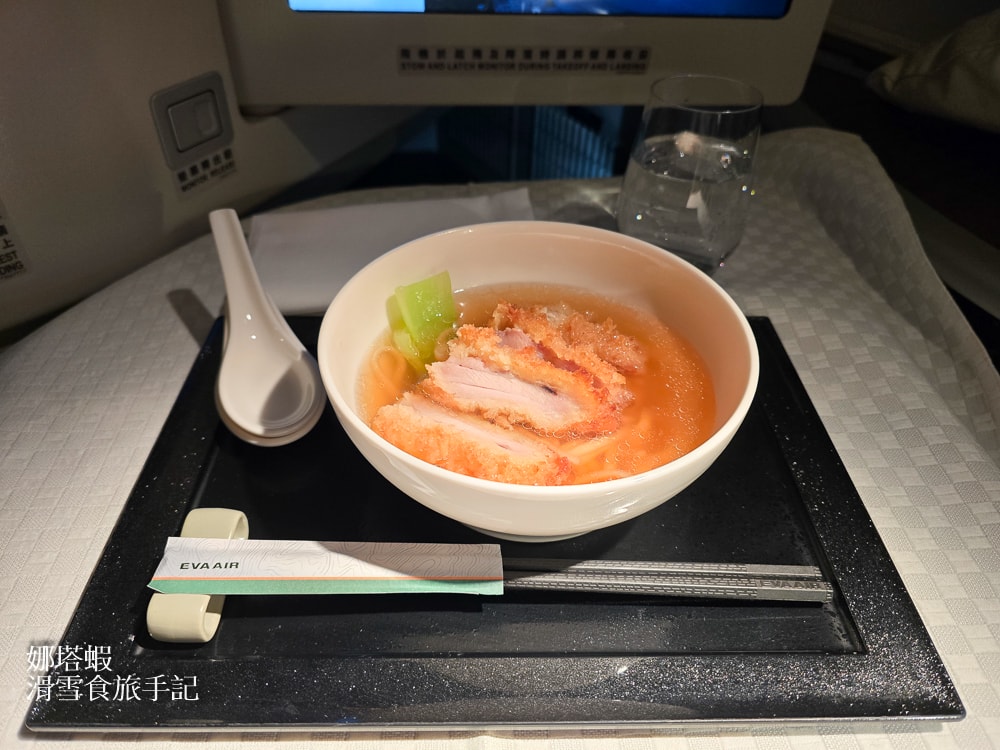 長榮航空商務艙開箱_倫敦直飛台灣BR0068-皇璽桂冠艙躺著飛(777-300ER)