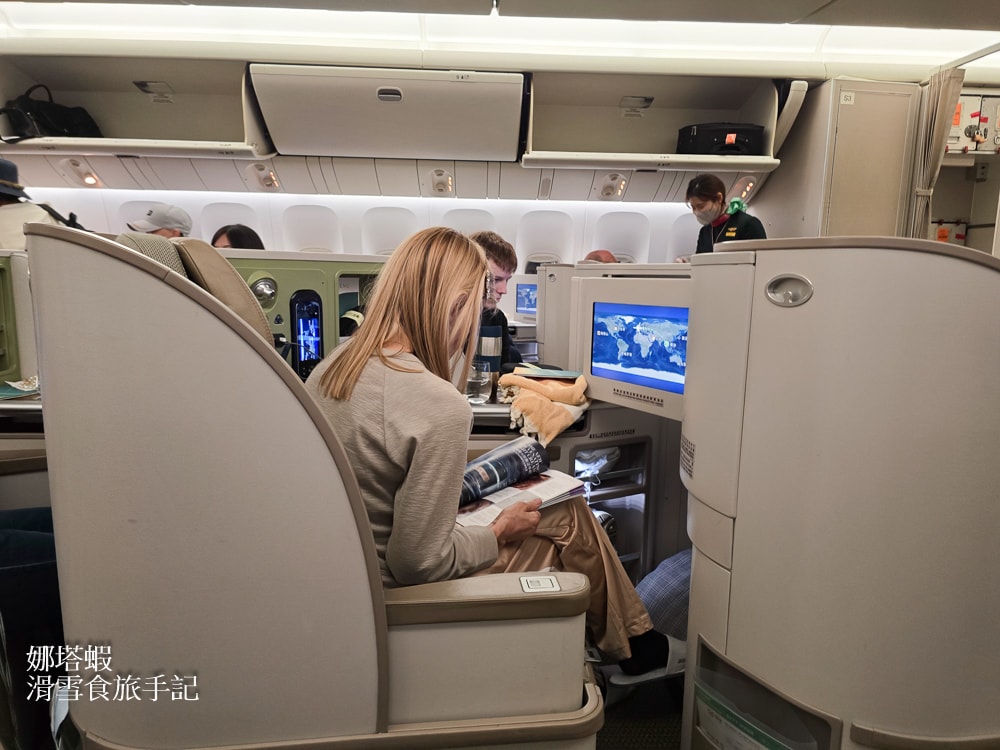 長榮航空商務艙開箱_倫敦直飛台灣BR0068-皇璽桂冠艙躺著飛(777-300ER)