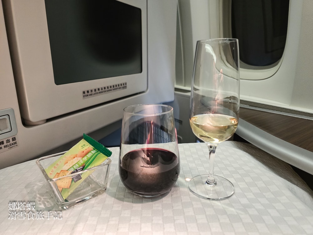 長榮航空商務艙開箱_倫敦直飛台灣BR0068-皇璽桂冠艙躺著飛(777-300ER)