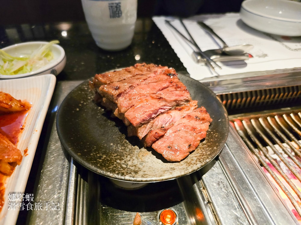 台北信義美食｜兩班家韓國碳烤 新光三越A9店｜正宗韓式烤肉，帶骨牛王排必吃！
