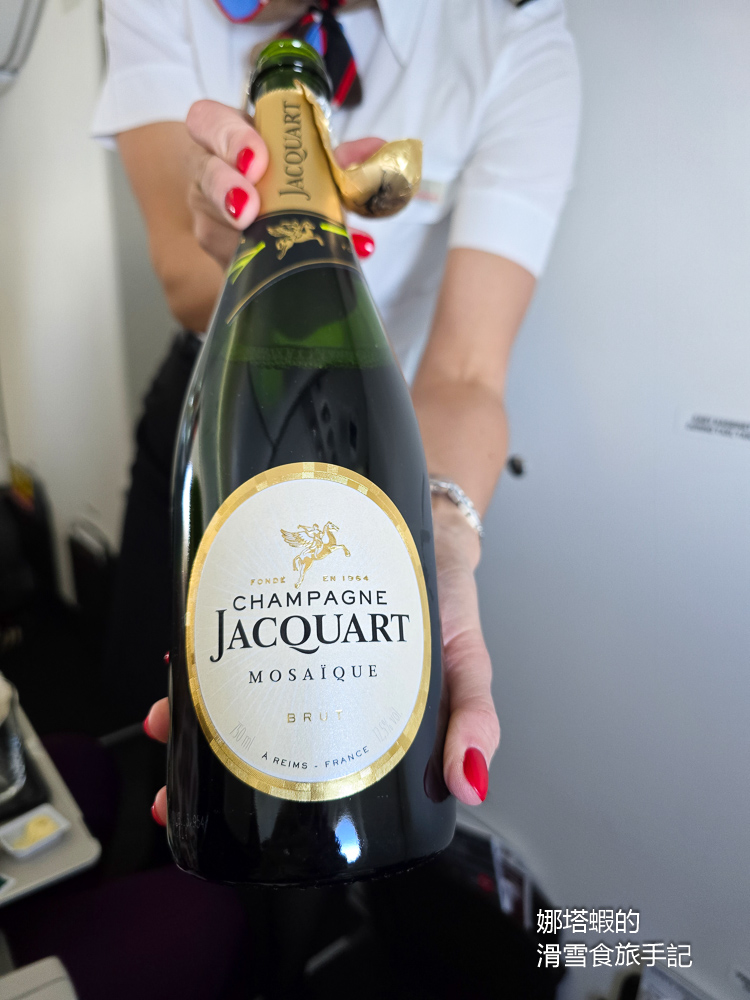 瑞士航空商務艙心得_香檳搭配瑞士巧克力真不賴