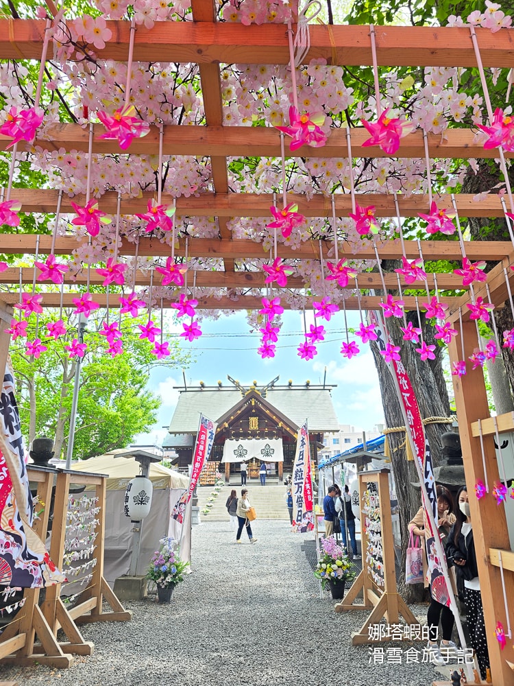 札幌私房景點︱札幌諏訪神社-絕美能量景點,繽紛花手水、銀喉長尾山雀御守必收藏 - 第2張圖 札幌私房景點_札幌諏訪神社-絕美能量景點,繽紛花手水_銀喉長尾山雀御守必收藏