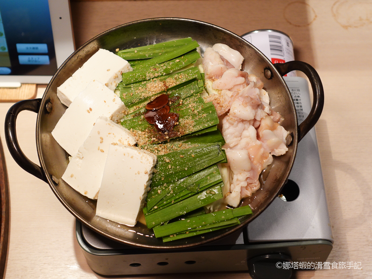 福岡居酒屋推薦「爐端あほう鳥 中洲店」，道地牛腸鍋與生雞肉料理