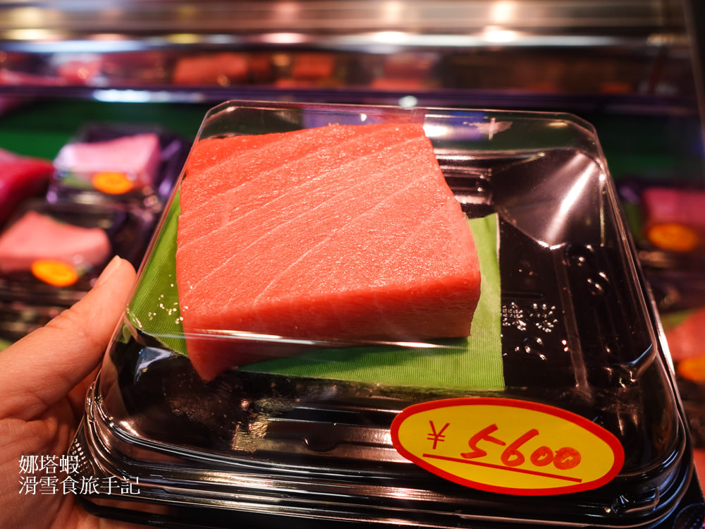 大阪黑門市場必吃美食_黑銀金槍魚店，大口吃頂級黑鮪魚