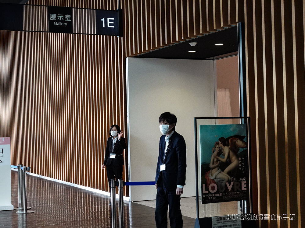 東京景點︱六本木國立新美術館，絕美流線型玻璃帷幕，建築迷必朝聖