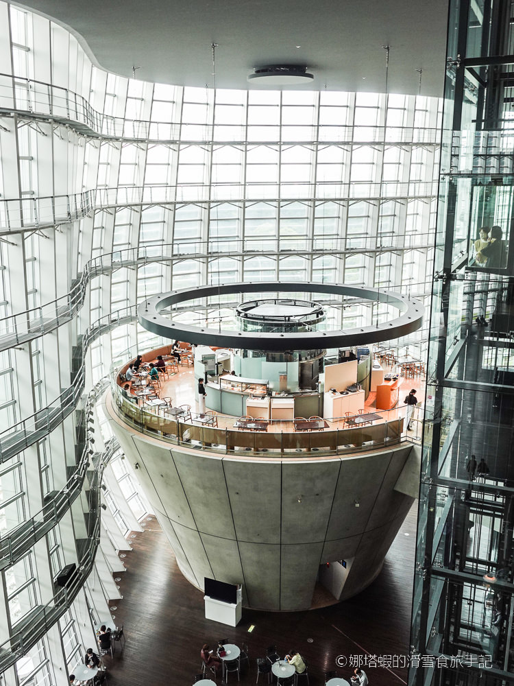 東京六本木景點︱國立新美術館，絕美流線型玻璃帷幕，建築迷必朝聖