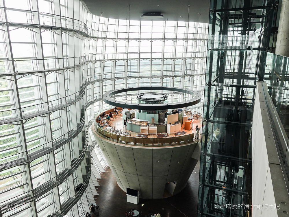 東京景點︱六本木國立新美術館，絕美流線型玻璃帷幕，建築迷必朝聖