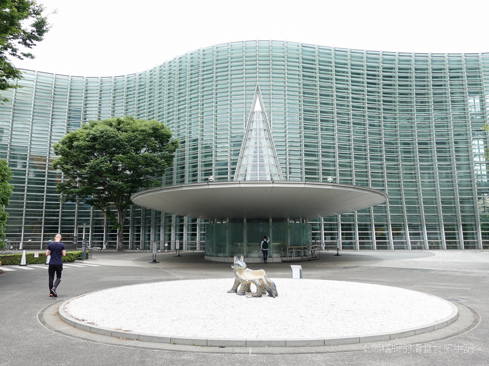 東京六本木景點︱國立新美術館，絕美流線型玻璃帷幕，建築迷必朝聖