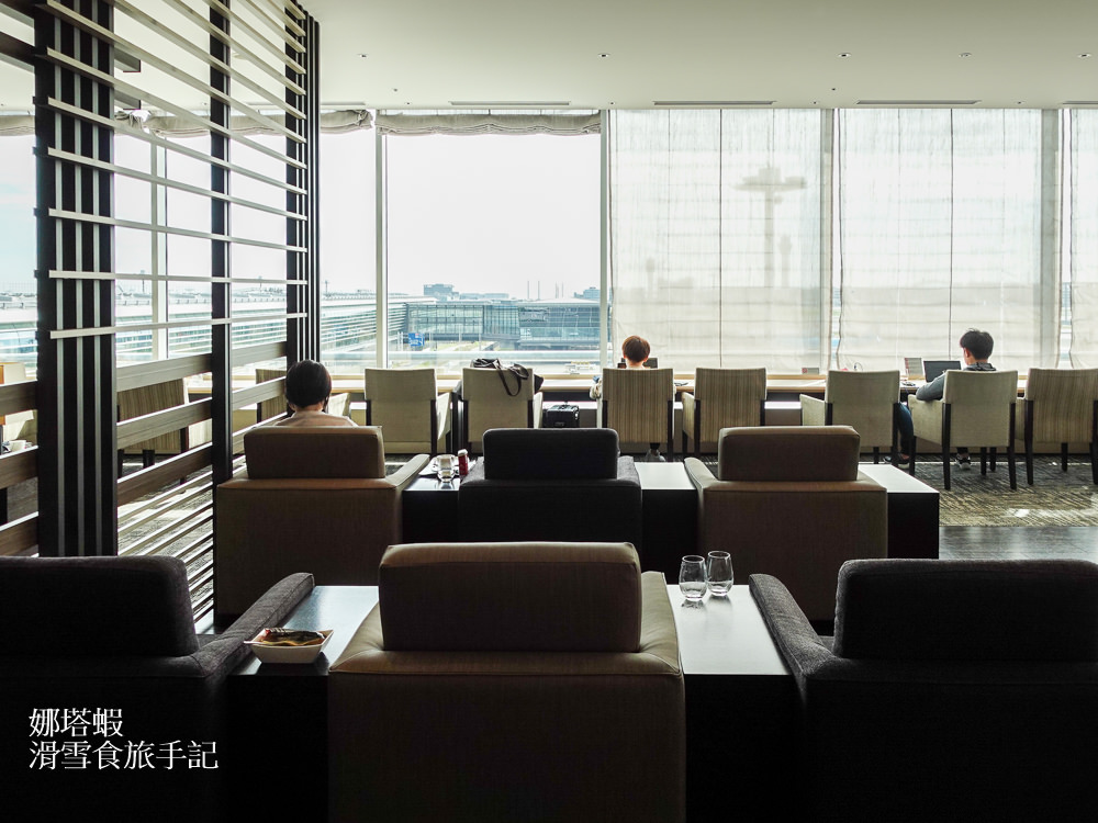 東京羽田機場貴賓室體驗︱ANA LOUNGE 全日空商務艙貴賓室，現做握壽司與氣泡酒、啤酒自助吧