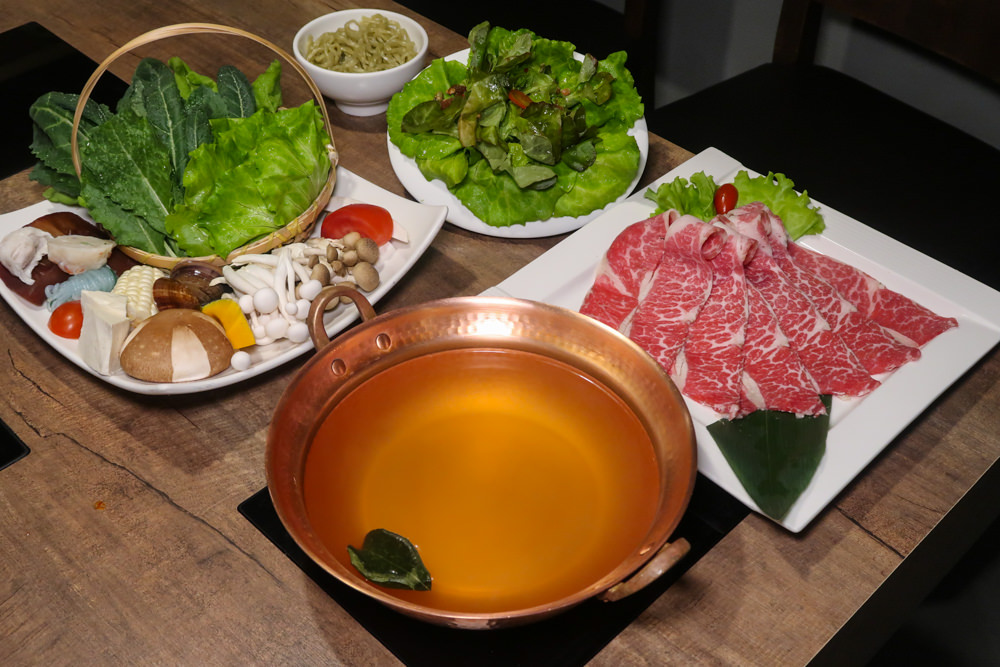 冬天就要「萊點鍋」！健康養生火鍋~金線蓮雞湯、麻辣牛肉好湯頭